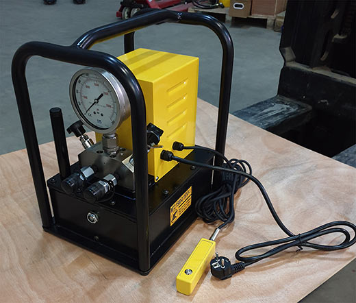 Мини маслостанция сверхвысокого давления МГС 2500-0.08П-Р-1 с пультом и ручным распределителем (0.08 л/мин, 2500бар, 220В)